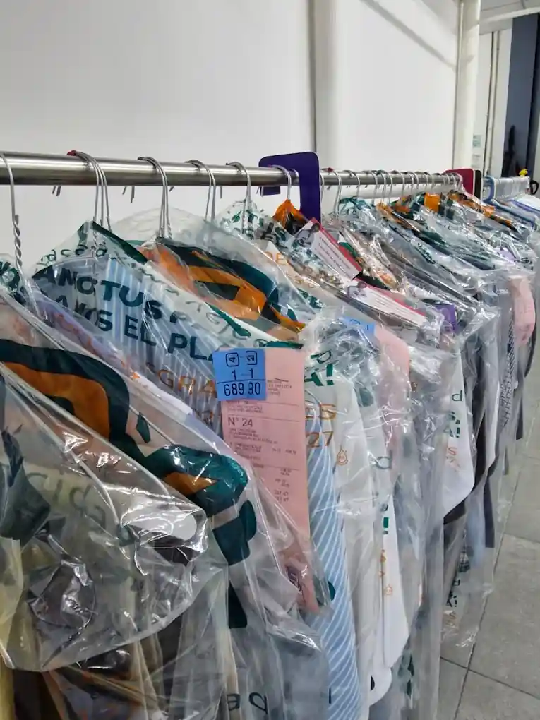Prendas limpias colgadas en Tintorerías Max
